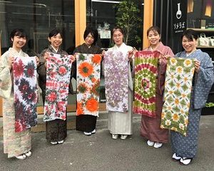 Colorful dyeing experience of hand towels from ancient Japan