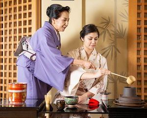 Experience Japanese culture "tea ceremony" in a full-fledged tea room wearing a simple kimono