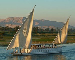 Egypt in 9 Days Private Tour and Dahabeya Nile Cruise From Luxor