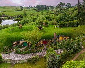 From Auckland:Hobbiton Movie Set & Waitomo Caves Small Group Tour