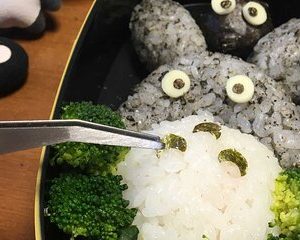 Making a bento box with cute character look in Japan