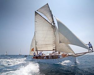 Private luxury Classic yacht tour in Barcelona, swimming and appetizer in Bon Temps 1926